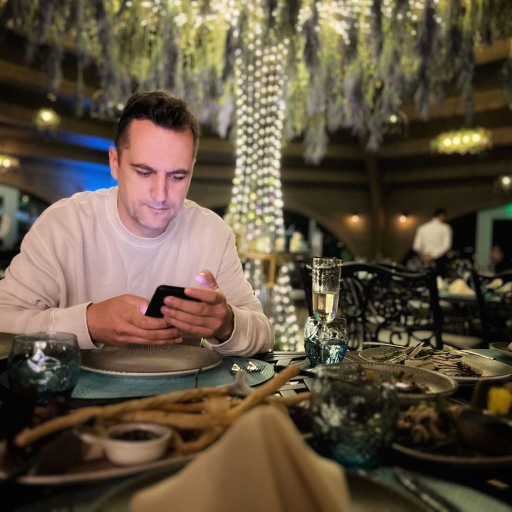 Mini-turneele care au schimbat regulile jocului în stand-up. Lecția de business de la Călin Crețu