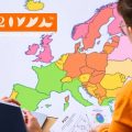 Persoană analizând o hartă a Europei pentru finanțare.