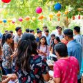 Întâlnire comunitară pentru antreprenoriat social, oameni colaborând.